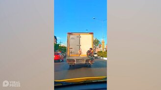 Экстремальный способ смотреть смартфон - смотреть видео (0:21)