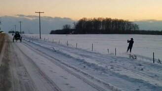 На лыжах за лошадью - смотреть видео (1:02)