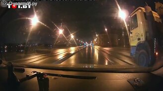 Бетономешалка улетела в реку - смотреть видео (0:34)