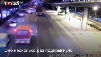 Колесом от грузовика в лобовое стекло - смотреть видео (0:20)