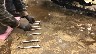 "Джингл Беллз" от автослесаря - смотреть видео (0:39)