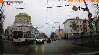 Рога троллейбуса проткнули автомобиль - смотреть видео (0:25)