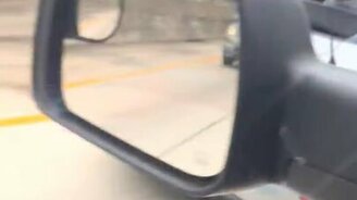 Неудобства езды на "Феррари" - смотреть видео (0:15)