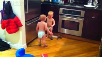 Двойняшки в ярких приколах - смотреть видео (10:03)