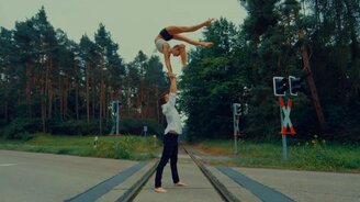 Акробатический танец на природе - смотреть видео (3:55)