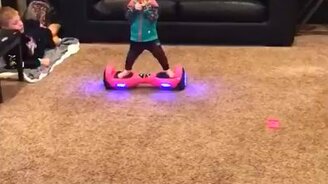 В 16 месяцев на ховерборде - смотреть видео (0:39)