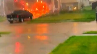 Пожар в доме из-за фейерверков - смотреть видео (0:13)