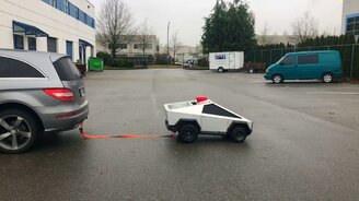 Автомобильчик тянет кроссовер - смотреть видео (0:25)