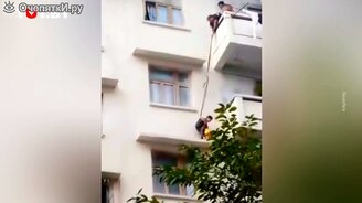 Бабушка отправила внука в окно за котом - смотреть видео (0:24)