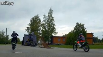 Классные трюки на мотоциклах - смотреть видео (4:18)