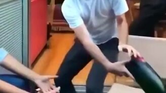 Вдребезги разбил бутылку - смотреть видео (1:00)