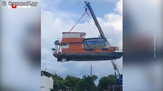 Автокран уронил лодку с высоты - смотреть видео (0:39)