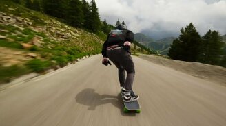 Крутой спуск с горной дороги на скейте - смотреть видео (4:56)