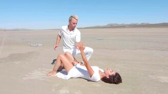 Акробатический танец в пустыне - смотреть видео (3:44)