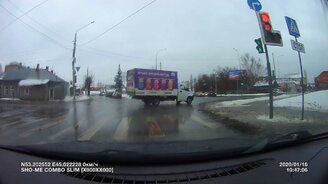 Пронёсся на красный сигнал светофора - смотреть видео (0:35)