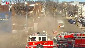 Здание рухнуло в самый удачный момент - смотреть видео (0:29)