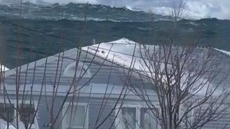 Гигантские волны возле берега - смотреть видео (0:29)