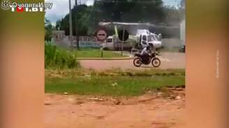 Вертолёт разрубил винтом грузовик - смотреть видео (0:30)