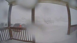 Намело снега за сутки - смотреть видео (0:30)