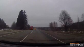 Увернулся от колеса на дороге - смотреть видео (1:11)