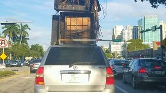 Экстремальная перевозка мебели на багажнике - смотреть видео (0:20)