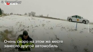 В последний момент увернулся от пикапа - смотреть видео (0:23)