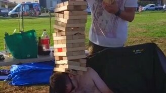 Башня дженга на спящем - смотреть видео (0:23)