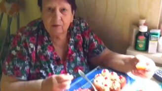 Бабушка впервые пробует суши - смотреть видео (3:19)
