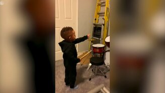 Барабанная установка для малыша - смотреть видео (1:10)