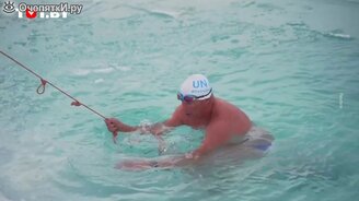 Британец поплавал в реке в Антарктиде - смотреть видео (0:45)