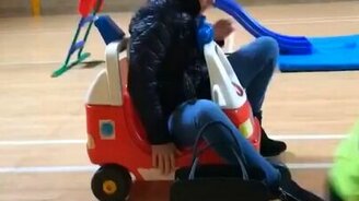 Женщина застряла на машинке - смотреть видео (0:32)