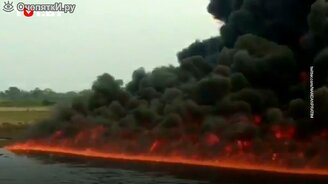 Поджог реки в Индии - смотреть видео (0:23)