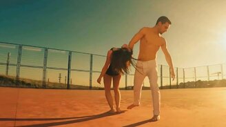 Классный акробатический танец пары - смотреть видео (1:50)