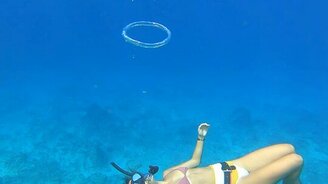 Девушка пускает воздушные кольца в воде - смотреть видео (0:34)