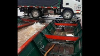 Перевозка грузовика на лодках - смотреть видео (0:42)