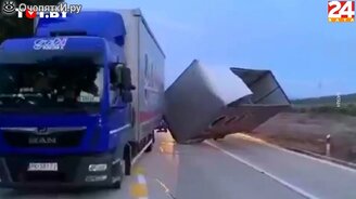 Почти спас фуру от ветра - смотреть видео (0:39)