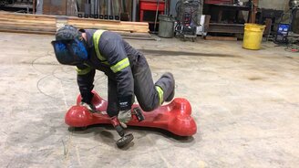 Сварщик наедине с собой - смотреть видео (0:47)