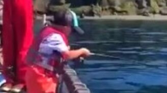 Папа, я поймал! - смотреть видео (1:00)