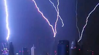 Блеск молний над городом - смотреть видео (0:07)