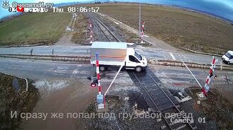 Выехал на рельсы прямо под поезд - смотреть видео (0:20)