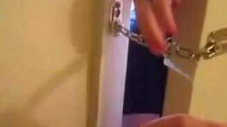 Девушка открывает дверную цепочку - смотреть видео (1:01)