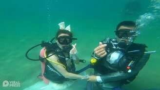 Подводное бракосочетание - смотреть видео (1:58)