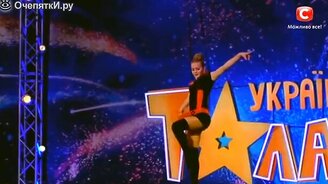 Девушка на канате летает по сцене - смотреть видео (3:07)