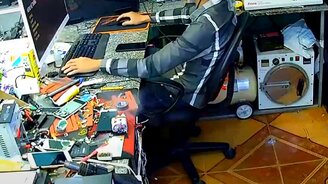 Взрыв батарейки в помещении - смотреть видео (0:15)