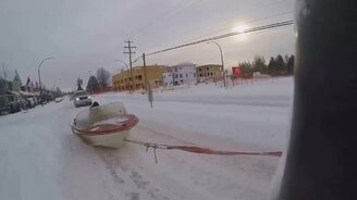 На лодке по дороге - смотреть видео (0:52)