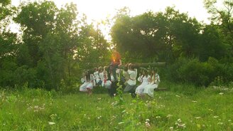 Силач поднимает бревно с людьми - смотреть видео (0:36)