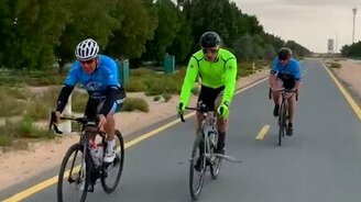 Птица присоединилась к велосипедистам - смотреть видео (1:27)