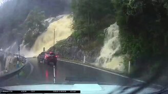 Водопады с гор на дорогу - смотреть видео (0:35)