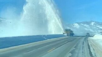 Зрелищная уборка снега - смотреть видео (0:23)