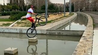 Чудесный трюк на велике - смотреть видео (0:43)